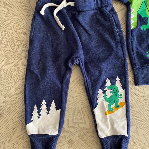 Old navy dinosaur sweatsuit - Picture 3 of 7